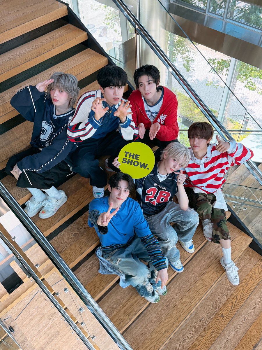 theshow_offcl's tweet photo. #루네이트 가 더쇼한테 예쁜 #SNEAKERS 선물해 줬는데 이거 무슨 뜻일까🧐 신발 선물하면 도망간다는 말도 있잖아 더쇼는 도망 갈 일 없는데 설마 룬자님들이 도망간다는 얘기일까❓아잠만 이건아니지💦💦 혹시 메이크업 픽서 사면 다 고정 돼❓#더쇼 옆에 #LUN8 고정 시키고 싶어 가지고💦💦 안 떨어지게 딱 고정시켜 두려면 픽서 한통으로는 모자랄 거 같아 급해 직ㅁㅡ 룬자님들 붙잡아야돼✋🏻✋🏻✋🏻

@LUN8_official