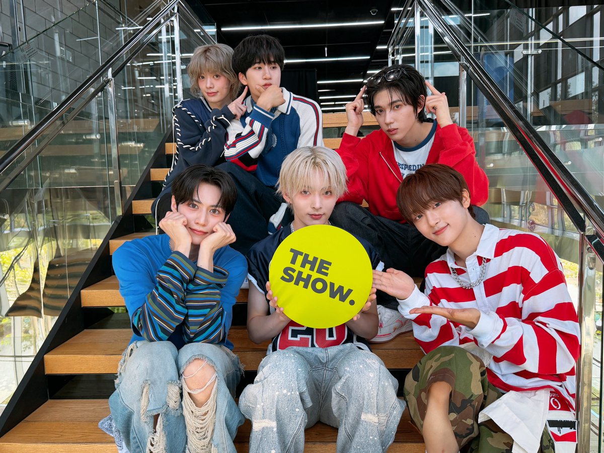 theshow_offcl's tweet photo. #루네이트 가 더쇼한테 예쁜 #SNEAKERS 선물해 줬는데 이거 무슨 뜻일까🧐 신발 선물하면 도망간다는 말도 있잖아 더쇼는 도망 갈 일 없는데 설마 룬자님들이 도망간다는 얘기일까❓아잠만 이건아니지💦💦 혹시 메이크업 픽서 사면 다 고정 돼❓#더쇼 옆에 #LUN8 고정 시키고 싶어 가지고💦💦 안 떨어지게 딱 고정시켜 두려면 픽서 한통으로는 모자랄 거 같아 급해 직ㅁㅡ 룬자님들 붙잡아야돼✋🏻✋🏻✋🏻

@LUN8_official