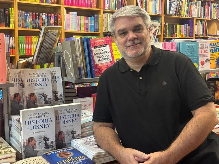 Todoliteratura's tweet photo. #Entrevista a Jorge Fonte, autor de "Eso no estaba en mi libro de historia de Disney": "La filosofía de Walt Disney era reinvertir todo lo ganado en su próximo proyecto, de forma que la siguiente película siempre fuera mejor que la anterior. La Disney estuvo al borde de la quiebre muchas veces a lo largo de su historia" @Todoliteraturas @Joliaga 
https://t.co/9ZU4soqn40