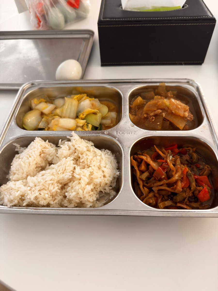 bucuoo1's tweet photo. 出保前来特斯拉做个全面检查，顺便混个客餐，但这边是食堂做饭，质量确实差一些 https://t.co/qrtVcGGdLR