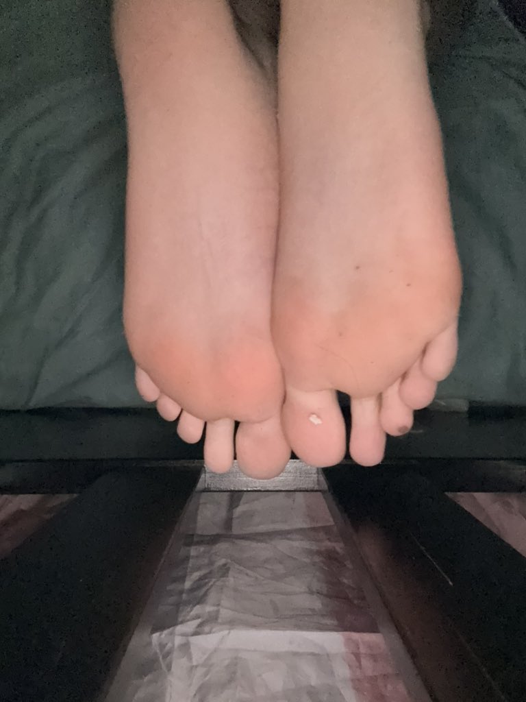 KinkosPrime's tweet photo. I could use a massage after work :)

#feet https://t.co/I7vtnYk8TA