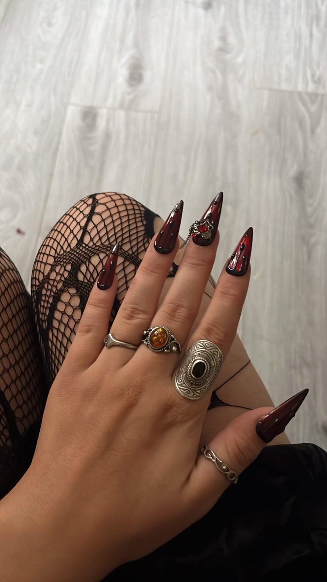 mistressservern's tweet photo. Kiss my nails 💋💅 https://t.co/YKLjTVQsLm
