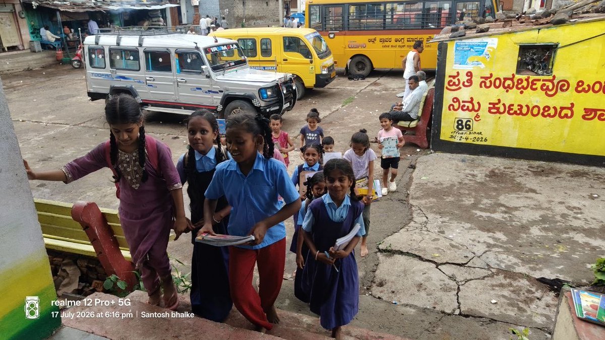 readingkafka's tweet photo. A sight to gladden the heart! Kids coming to the rural public library!
#kidsinlibraries #readandlearn π·πΏππ±ποΈ https://t.co/1b1teylpMK