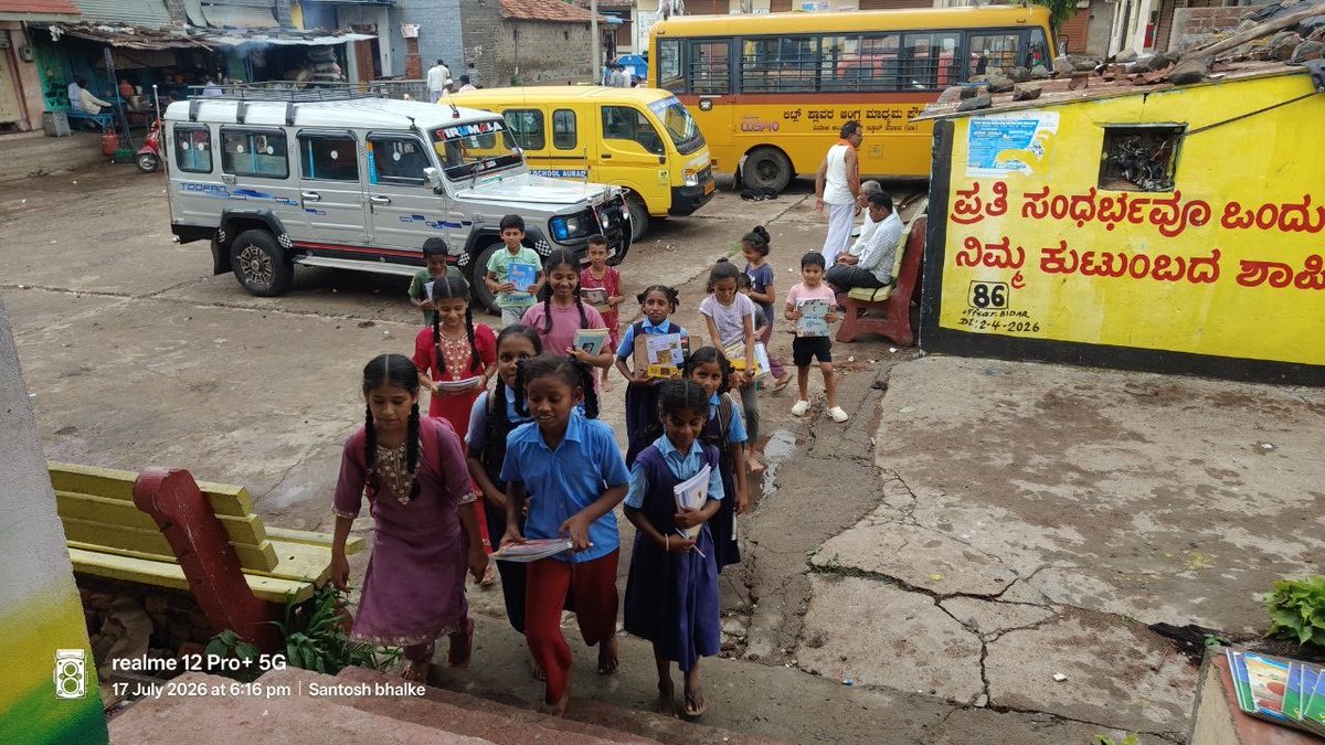 readingkafka's tweet photo. A sight to gladden the heart! Kids coming to the rural public library!
#kidsinlibraries #readandlearn π·πΏππ±ποΈ https://t.co/1b1teylpMK