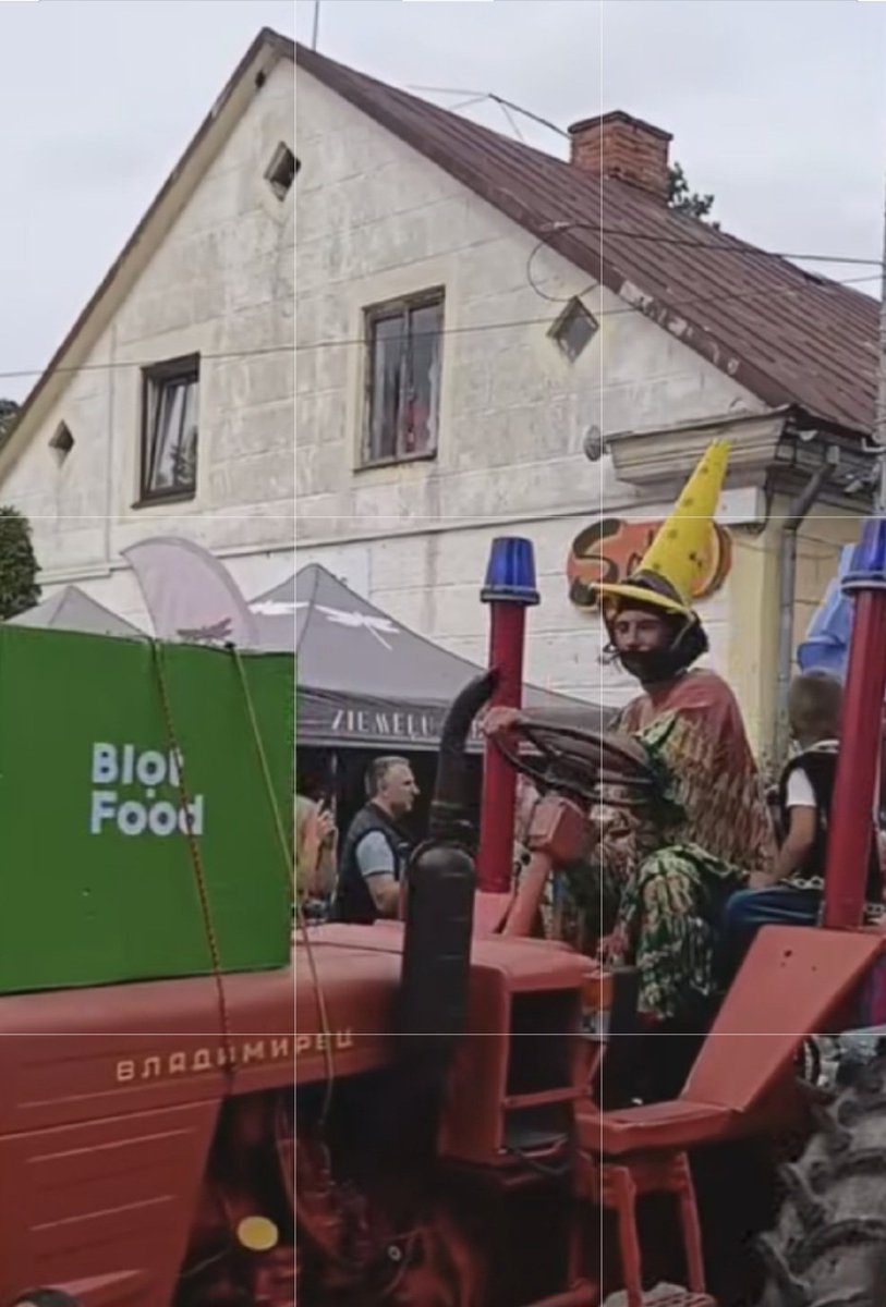 lindberga22's tweet photo. Sabile – malači! Humors izglābs pasauli!
Tikmēr progresīvajos purvos zampa šūpojas – redz, kādi tie latvieši dīvaini! Ar kādām tiesībām latvieši uzdrošinājušies karnevālā pārģērbties?
Man ir tikai daži jautājumi.
Kad jūsu karnevālos vīrieši spīlē savus debesu zvanus sieviešu bikini, tad tas ir pareizi?
Kad vedat bērnus raudzīties šo seksuālo perversiju šovu, tas ir pareizi?
Kad izņirdzat latviešu tautas tērpu un liekat meitas kroni galvā puisim, tas ir pareizi?
Un galu galā, kad 2022. gada Saeimā iesoļojāt ar - cieņpilnu dzimuma maiņu bērniem, tas arī ir pareizi?
Kas jums ir devis tiesības pat iedomāties, ka drīkstat kropļot latviešu bērnus? Kas jums devis tiesības izņirgt latviešu kultūru, šūt Latvijas karogu kopā ar nesaprotamiem krāsu strēķeļiem un plivināt to Vecrīgā? Kas jūs esat, kuri nepsēj sevi nosaukt par latviešiem? 
Pastāviet pie ratiem, kamēr Sabile rullē!