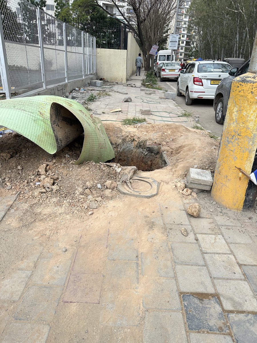 evilshantanu's tweet photo. Footpath behind ecoworld Doddakannelli road. Brookfield properties construction keeps breaking it. They need to be fined 

@krishnabgowda https://t.co/VG5gjBPlbZ