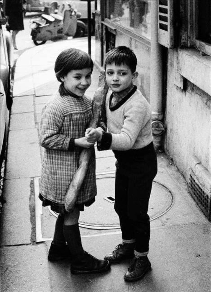 ParisAMDParis's tweet photo. Bonjour. ☕️

📸 Harold Chapman.
Frère et sœur revenant de la boulangerie avec une baguette 
Années 1960. Paris Saint-Germain-des-Prés https://t.co/q4DYTP7eIL