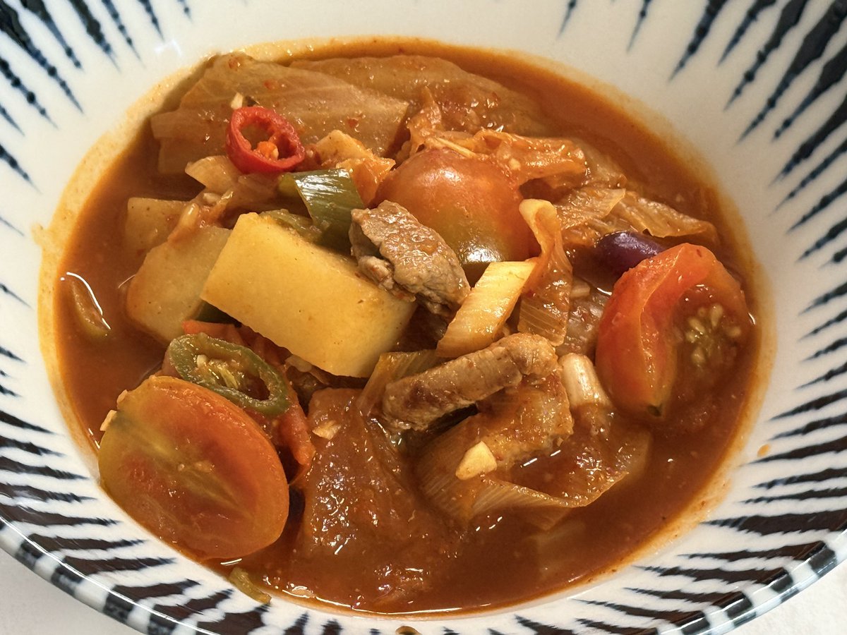 yamyamiso's tweet photo. 토마토김치찌개

토마토 김치찌개 중에도 이건 꽤 간이 쎄서, 잡곡밥을 넉넉히 같이 먹었어요. 고기 양이 아주 많진않아서 채소 맛이 더 도드라지고 새콤하더라구요. 
특히 방울토마토를 쓰니까 이걸 이번 숟가락에 먹냐 안먹냐에 따라 맛이 달라요. 저는 토마토를 좋아하는 편이라 맛있었습니다ㅎㅎ https://t.co/ogra9DUvzC