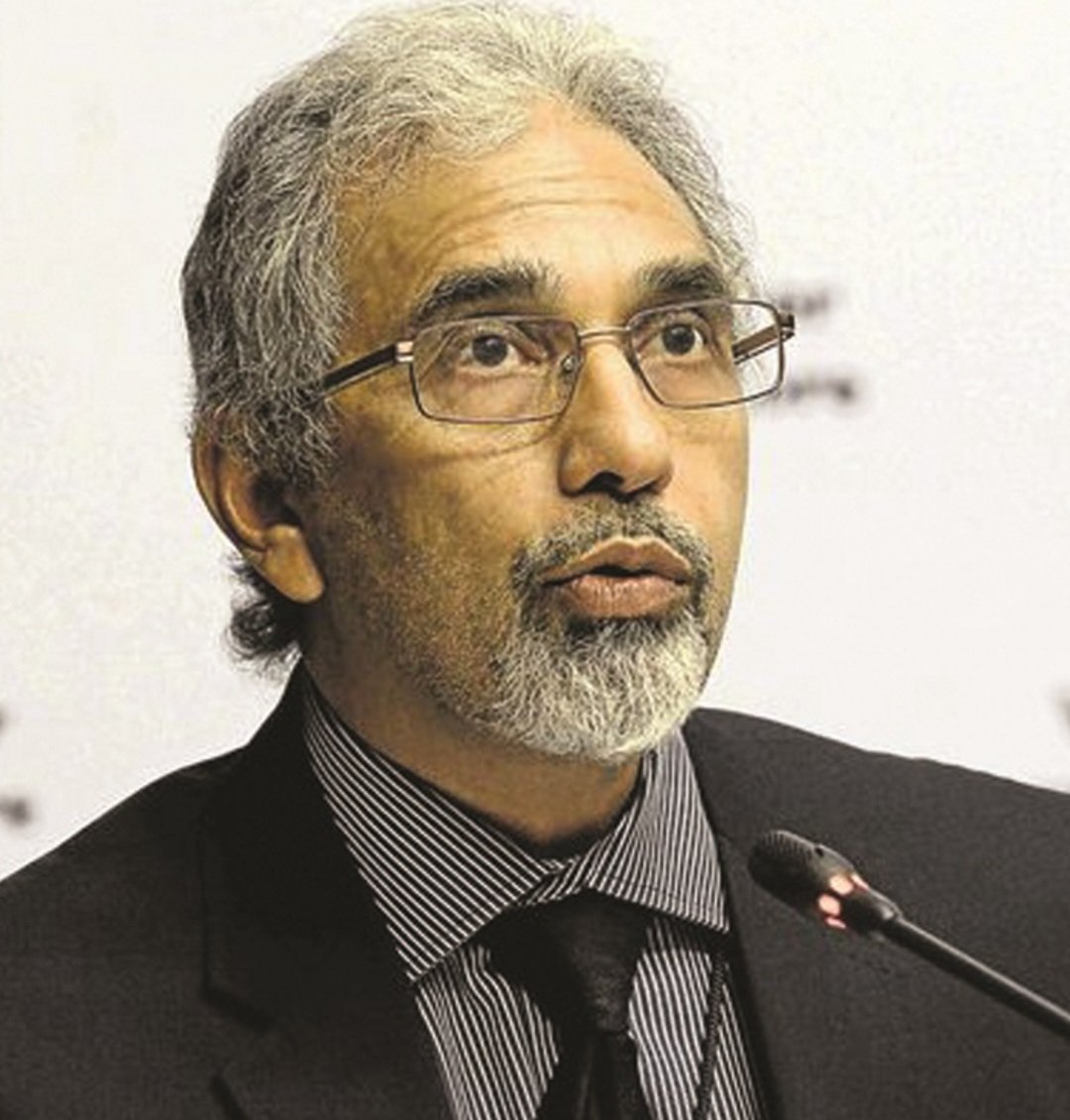 jackson_rem's tweet photo. At one point, then Finance Minister Pravin Gordhan approved the appointment of Ivan Pillay as SARS Deputy Commissioner despite him having only a matric qualification. The controversy didn't end there. Pillay was later granted early retirement with full benefits, only to be rehired on contract one minute later, while SARS agreed to pay a R1.1 million early retirement penalty on his behalf.