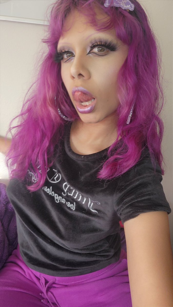 GyalGram's tweet photo. Tongue out 👅 Wallet open 💸 https://t.co/iGos424mMe