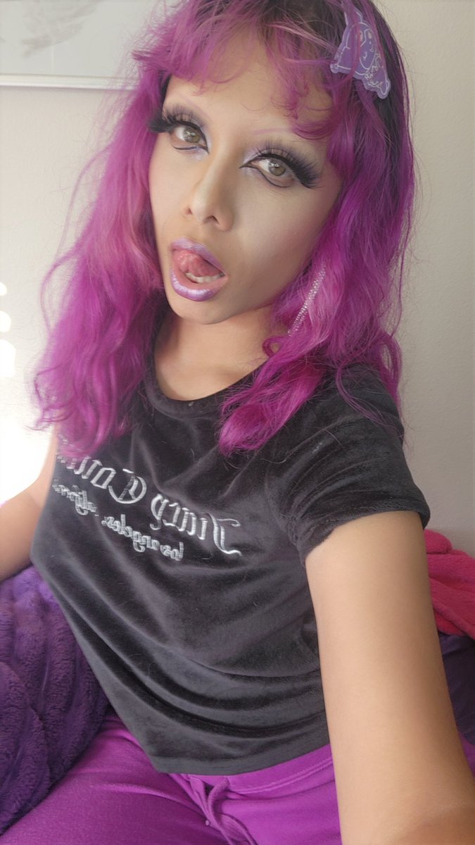 GyalGram's tweet photo. Tongue out 👅 Wallet open 💸 https://t.co/iGos424mMe