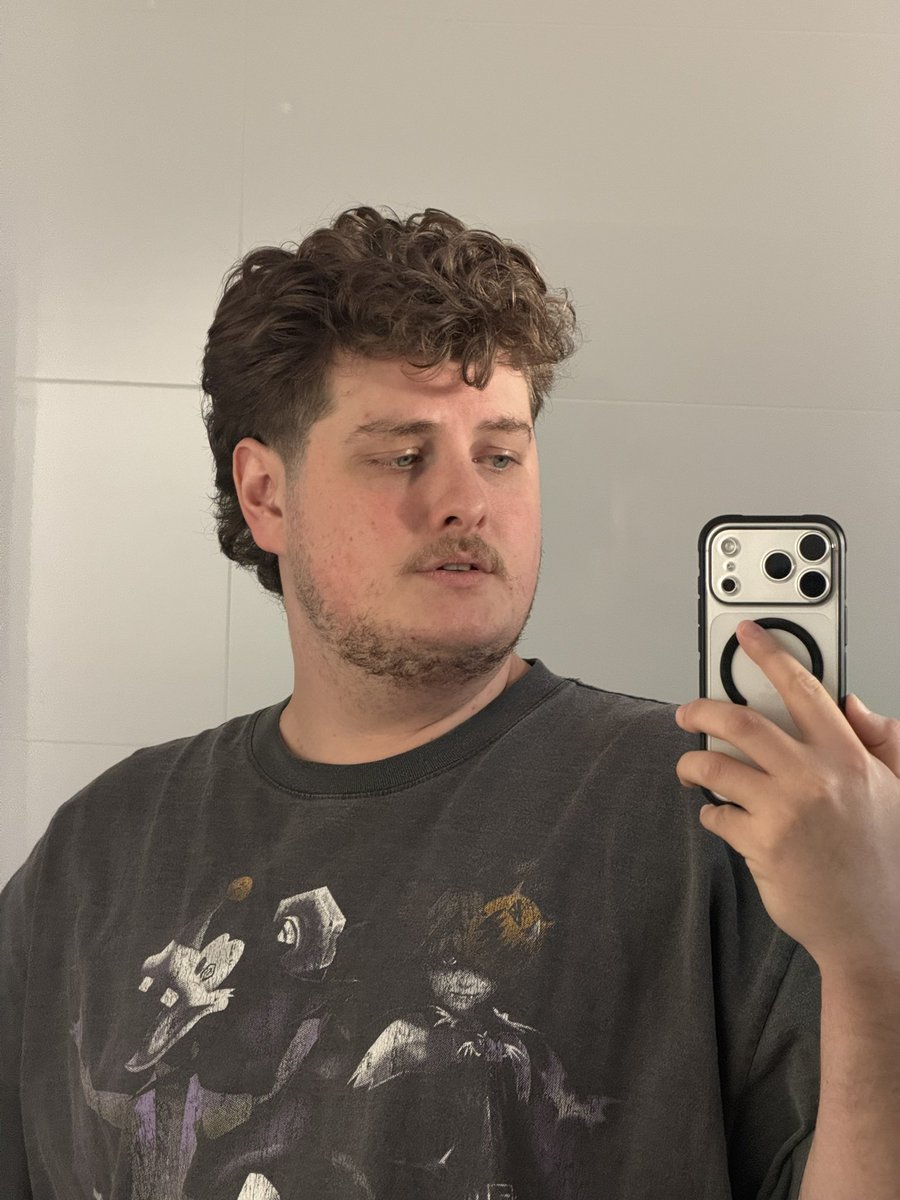 Charlesen1998's tweet photo. Life’s actually shit but the hair is holding https://t.co/4tSIYQyBaP