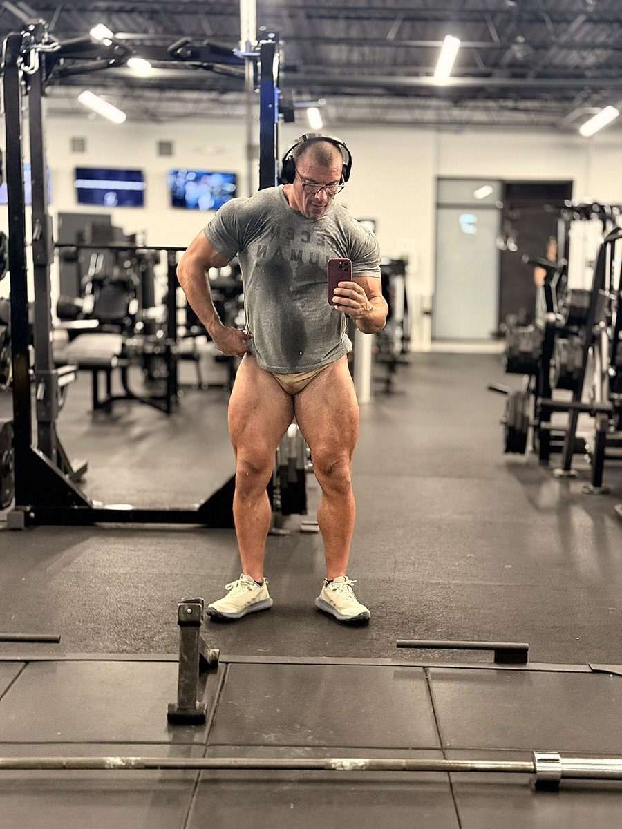 edsteelmuscle's tweet photo. Quick but intense leg day tonight. Now who wants to rub them? https://t.co/BxzCweSPUa