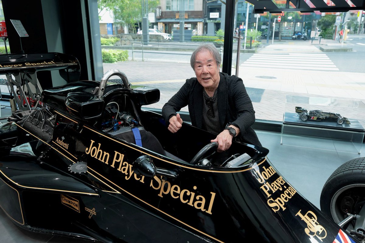 sparkmodeljapan's tweet photo. 先日、Spark Gallery Tokyoに星野一義さんがご来店！
星野さんが初めてF1選手権に参戦されたレースでの優勝マシンを前に「懐かしいね」と2ショットを撮らせていただきました。
日本が誇るモータースポーツレジェンドにサインまでいただきありがとうございました！
#sparkgallerytokyo #日本一速い男 https://t.co/refInKNH5J