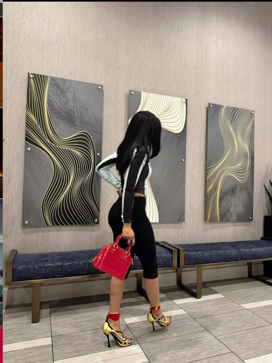 onetruelave's tweet photo. chic monochrome fit with a pop of red https://t.co/8jAK7KEBcz