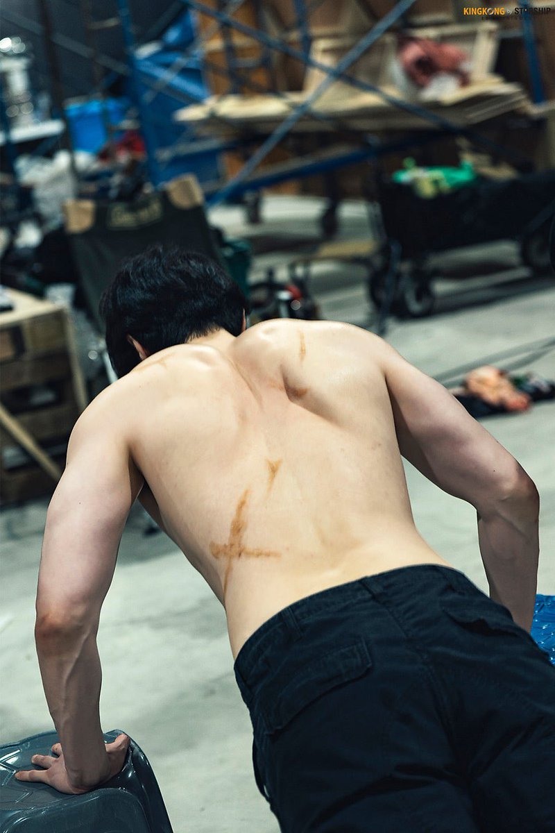 vakdoubtdw's tweet photo. MORE JINMAN SHIRTLESS MATERIAL https://t.co/83lTc0JKvu