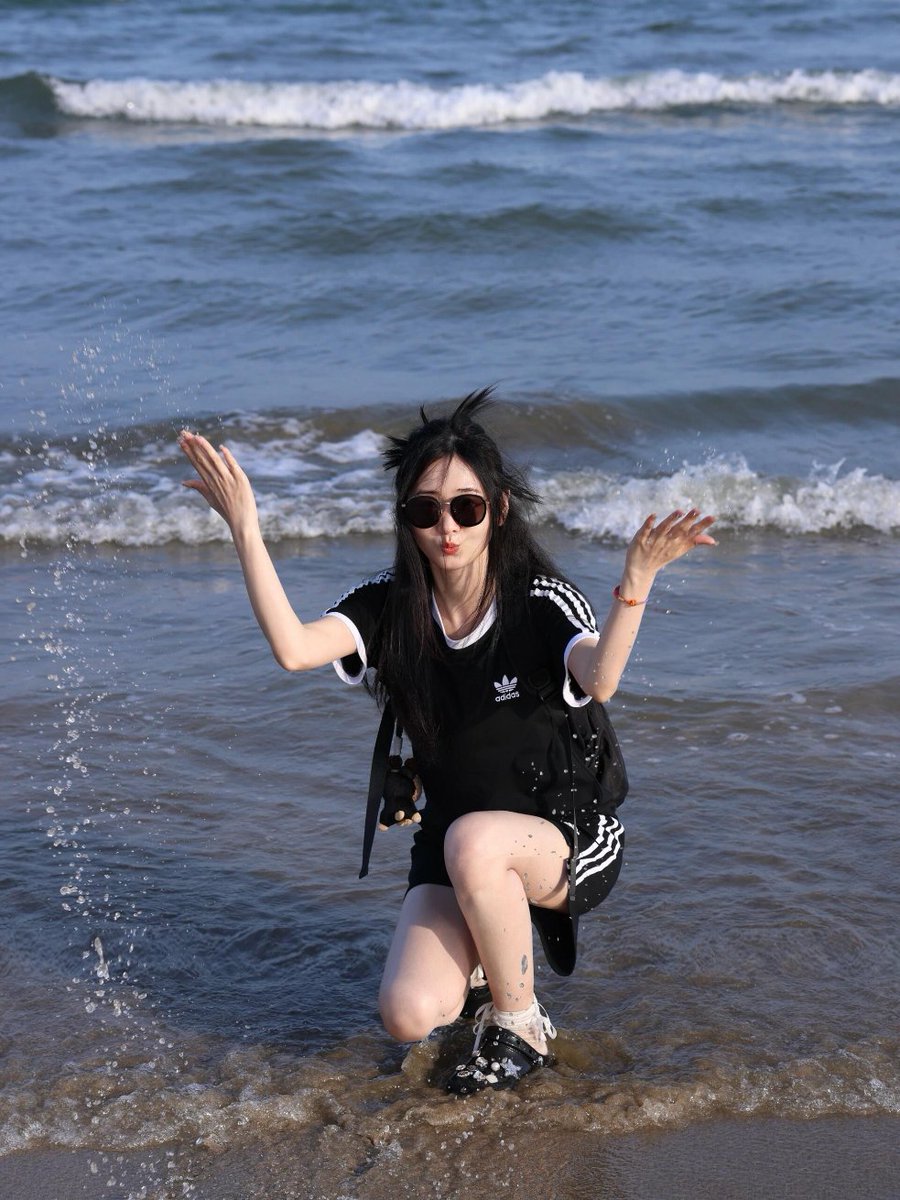 CreamHush's tweet photo. Wore my black gym set to the beach, waves rolling in over the sand. Snapped a few pics, wind messing up my hair but somehow it works. Simple, comfy, and just feels right 🌊🖤 https://t.co/0hIBZiGeaz