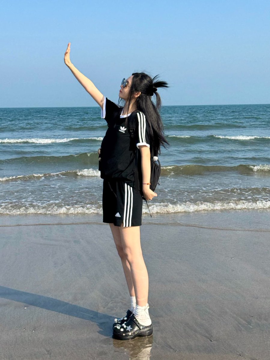 CreamHush's tweet photo. Wore my black gym set to the beach, waves rolling in over the sand. Snapped a few pics, wind messing up my hair but somehow it works. Simple, comfy, and just feels right 🌊🖤 https://t.co/0hIBZiGeaz
