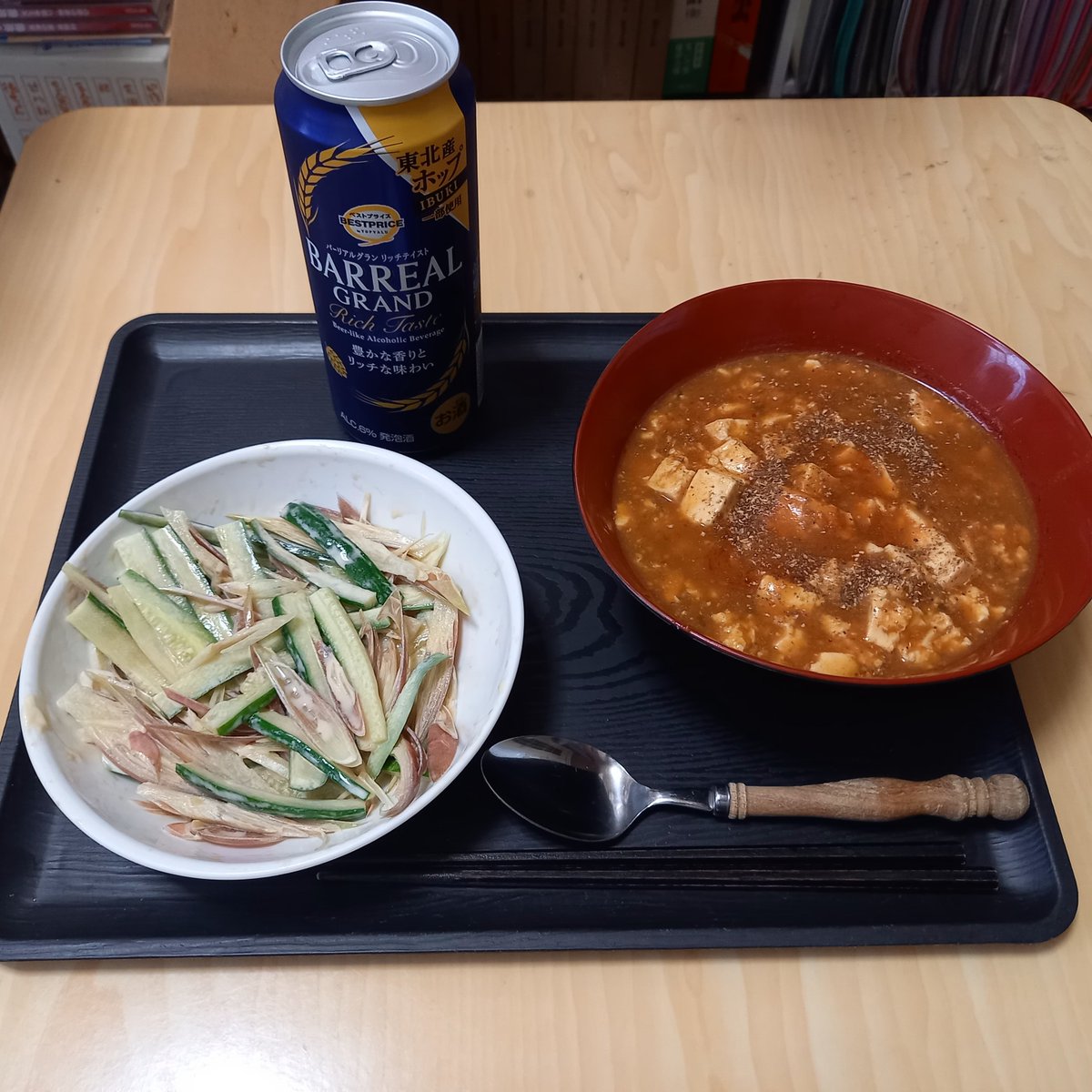 DEBU_MATSU's tweet photo. 朝から“柳朝師三昧”だった午前・・洗濯や掃除の家事もすませて一杯。
お気に入りのスーパー「マルハチ」で見つけた“大辛”・・なかなか売ってないのよ。
麻婆豆腐、キュウリとミョウガのマヨ和えこしらえて缶ビールでスタート。
こりゃこのあと日本酒ではないのでハイボールかな。
夜は「ロン毛」です。 https://t.co/lSDGCwTwdX