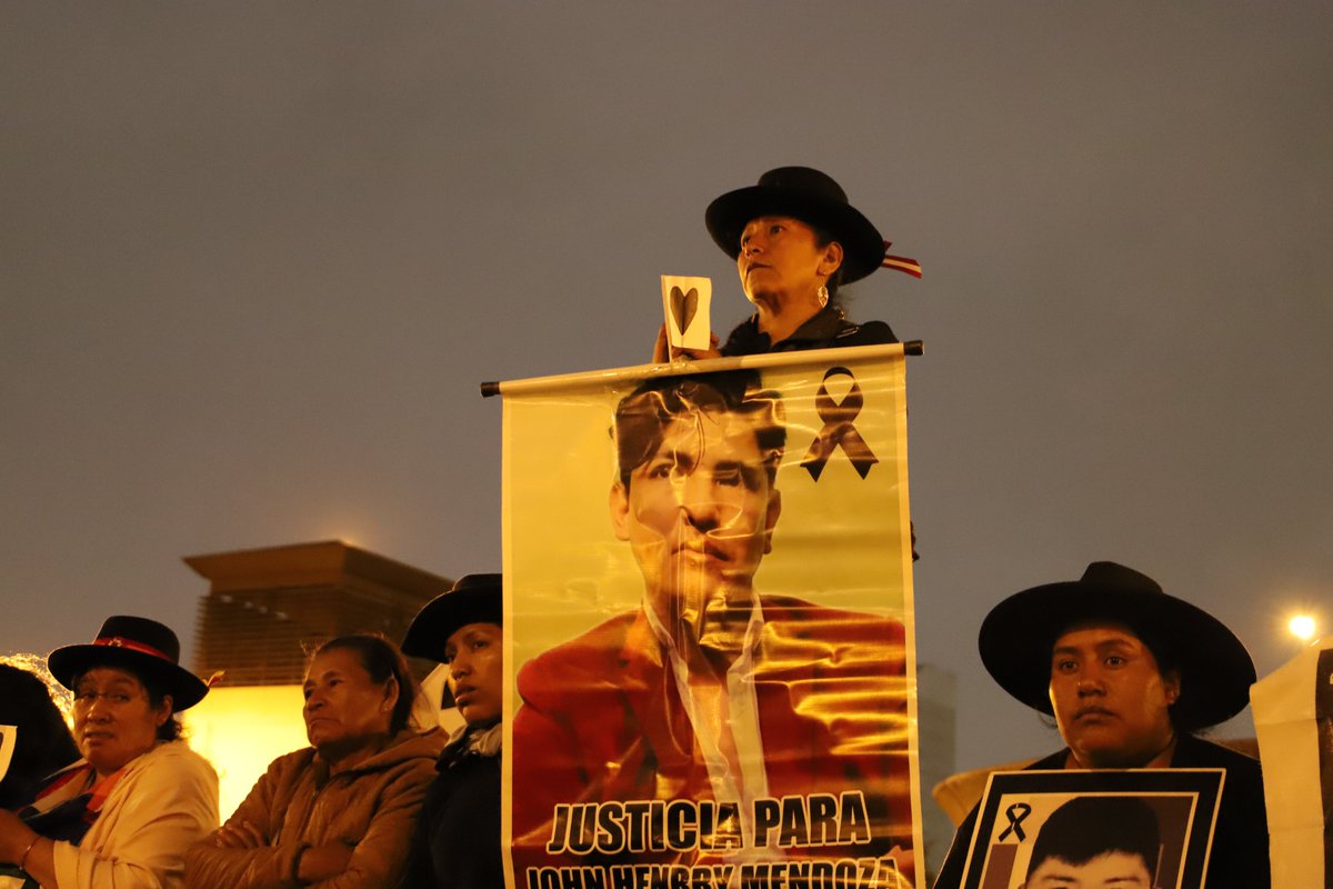 EgresadosUnmsm's tweet photo. 📢Este lunes, nos unimos a los familiares de las víctimas de las masacres 2022-2023 en su exigencia de justicia, memoria y verdad
 
 Mañana, nos movilizamos rechazando a Keiko Fujimori, cómplice de Dina Boluarte y cabecilla del pacto mafioso. ✊🏻✊🏻 https://t.co/TQXtP5OxlN