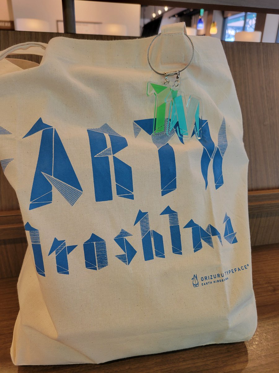 EARTH_Hiroshima's tweet photo. 「あ、自分のバッグ。」

そんな小さな目印になる、 折り鶴をモチーフにしたアクリルキーホルダー。

お気に入りのアルファベットと一緒に、毎日をちょっと楽しく。

📅 2026.8.1 Release

A little mark that's uniquely yours. Find your favorite letter.

#EARTHHiroshima #折り鶴フォント #広島 https://t.co/iGWIeoJg6x