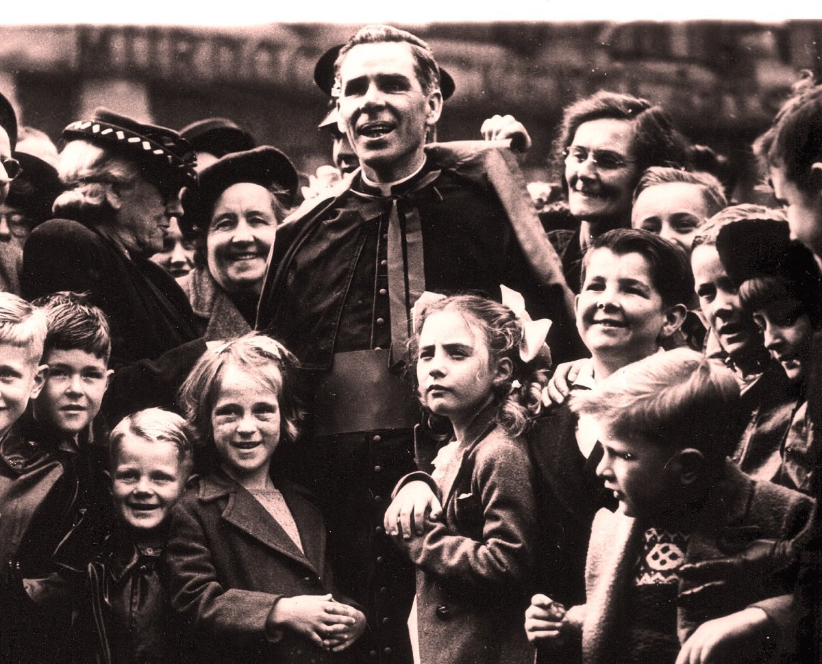FultonJSheen's tweet photo. “Show me your hands. Do they have scars from giving? Show me your feet. Are they wounded in service? Show me your heart. Have you left a place for divine love?” -Ven. Archbishop Fulton J. Sheen ❤️✝️ https://t.co/BjuvoBmXgU