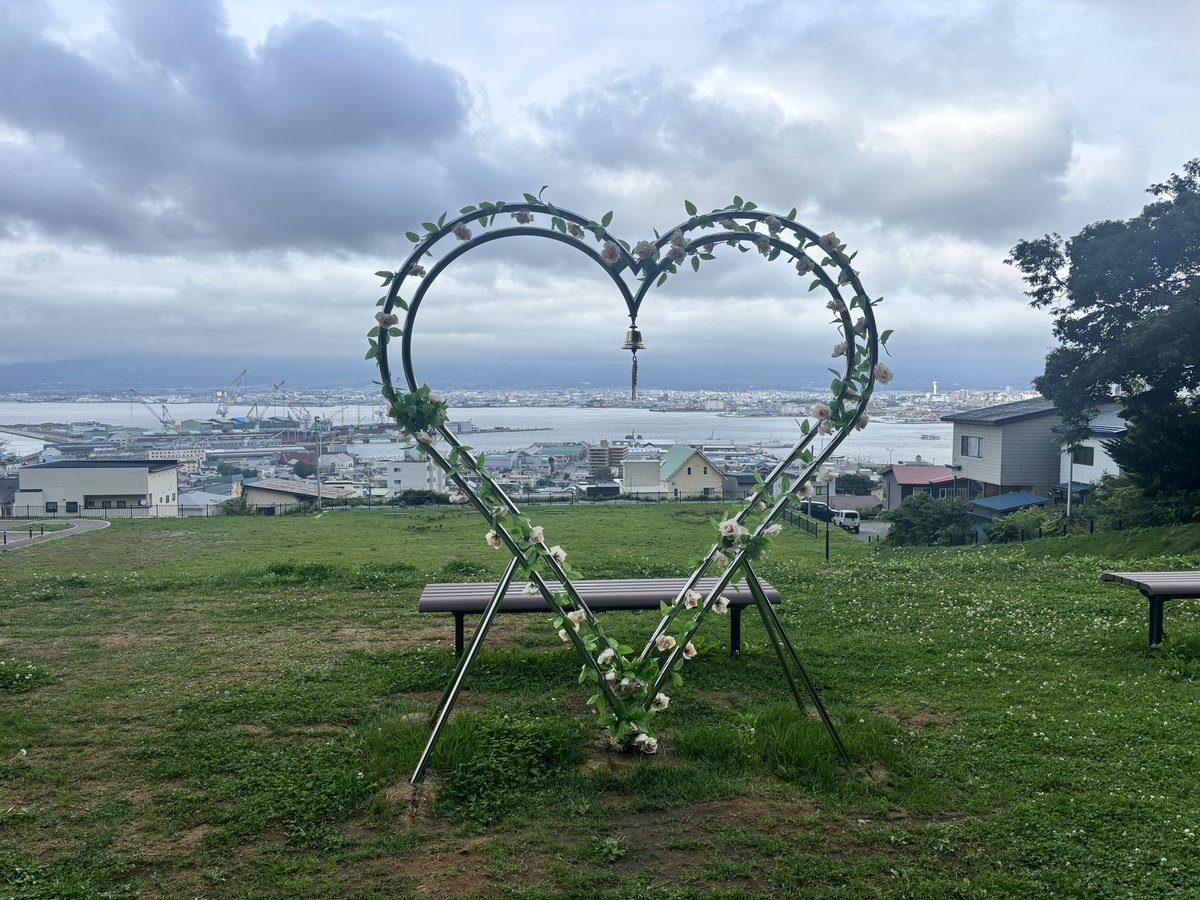 park0128's tweet photo. 先日は『船見公園』へお出かけしました🚗³₃
函館の港町を見下ろすことができるスポットです。ハートのモニュメントが特徴で、近くには神社もありますよ⛩
今週の函館は曇り空でパッとしないですが、涼しくいいお出かけになりました😊
 #函館 #船見公園 #山上大神宮 https://t.co/DGJqFZ1RLa