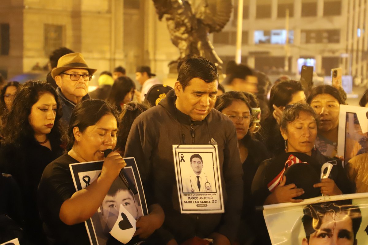EgresadosUnmsm's tweet photo. 📢Este lunes, nos unimos a los familiares de las víctimas de las masacres 2022-2023 en su exigencia de justicia, memoria y verdad
 
 Mañana, nos movilizamos rechazando a Keiko Fujimori, cómplice de Dina Boluarte y cabecilla del pacto mafioso. ✊🏻✊🏻 https://t.co/TQXtP5OxlN