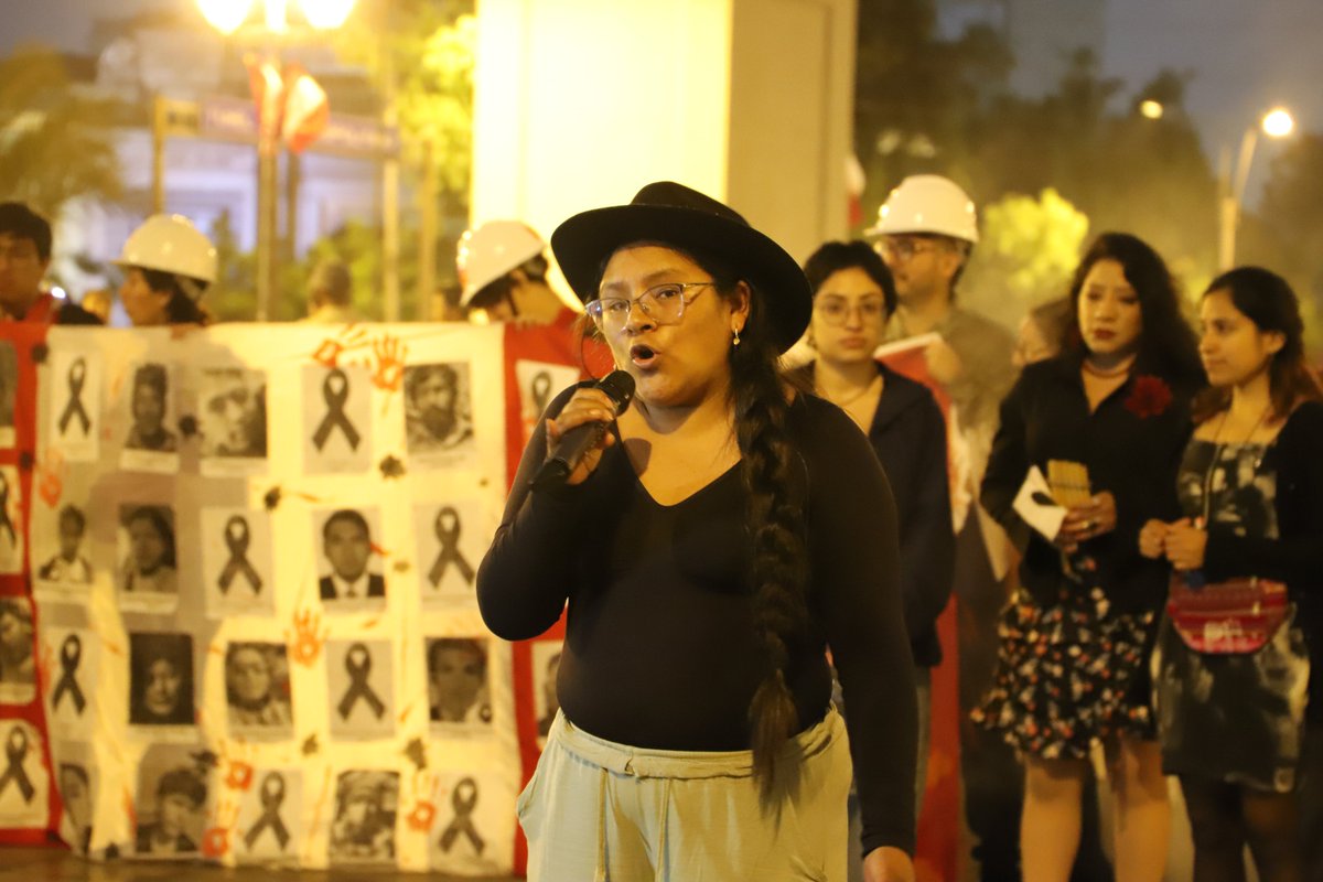 EgresadosUnmsm's tweet photo. 📢Este lunes, nos unimos a los familiares de las víctimas de las masacres 2022-2023 en su exigencia de justicia, memoria y verdad
 
 Mañana, nos movilizamos rechazando a Keiko Fujimori, cómplice de Dina Boluarte y cabecilla del pacto mafioso. ✊🏻✊🏻 https://t.co/TQXtP5OxlN