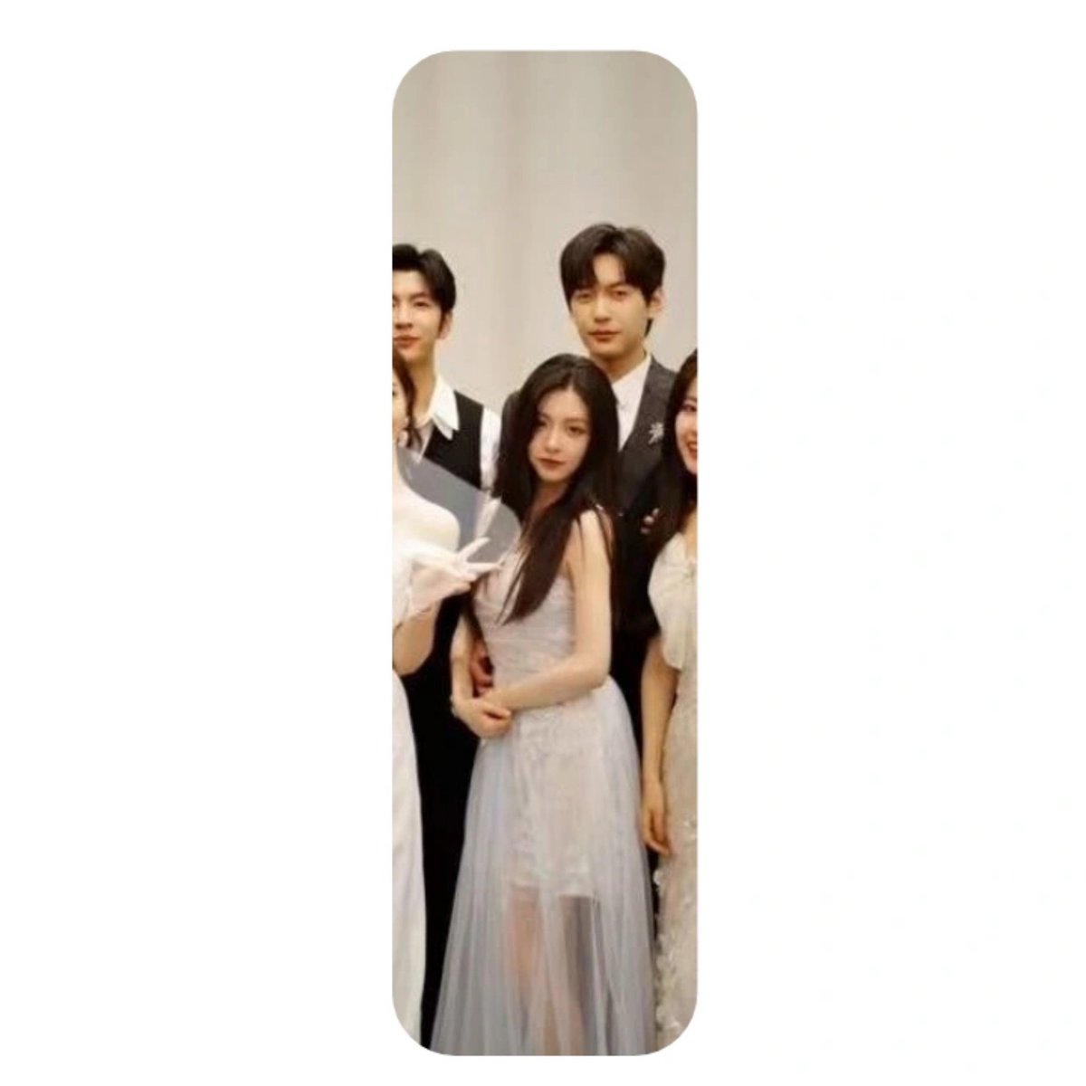 Just_kasibook's tweet photo. Uncle hand was always on Liuliu small waist 🤭🤣

Btw they look really good 🥰❤️‍🔥

#LoveActuallyS5 https://t.co/k1cEQWmxME