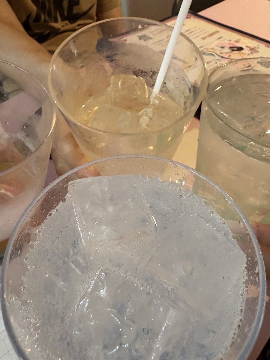 purin_parfun's tweet photo. お姫様かな？ってくらい浴衣も前髪もやって頂き……ドリンクもご飯も頂き……。
帰る前に！とショットもいただけて神日でした😭✨️
本当にみんなありがとう！！
今日も17時から22時までいますので！ぜひ！ https://t.co/cWD1QxoZq9