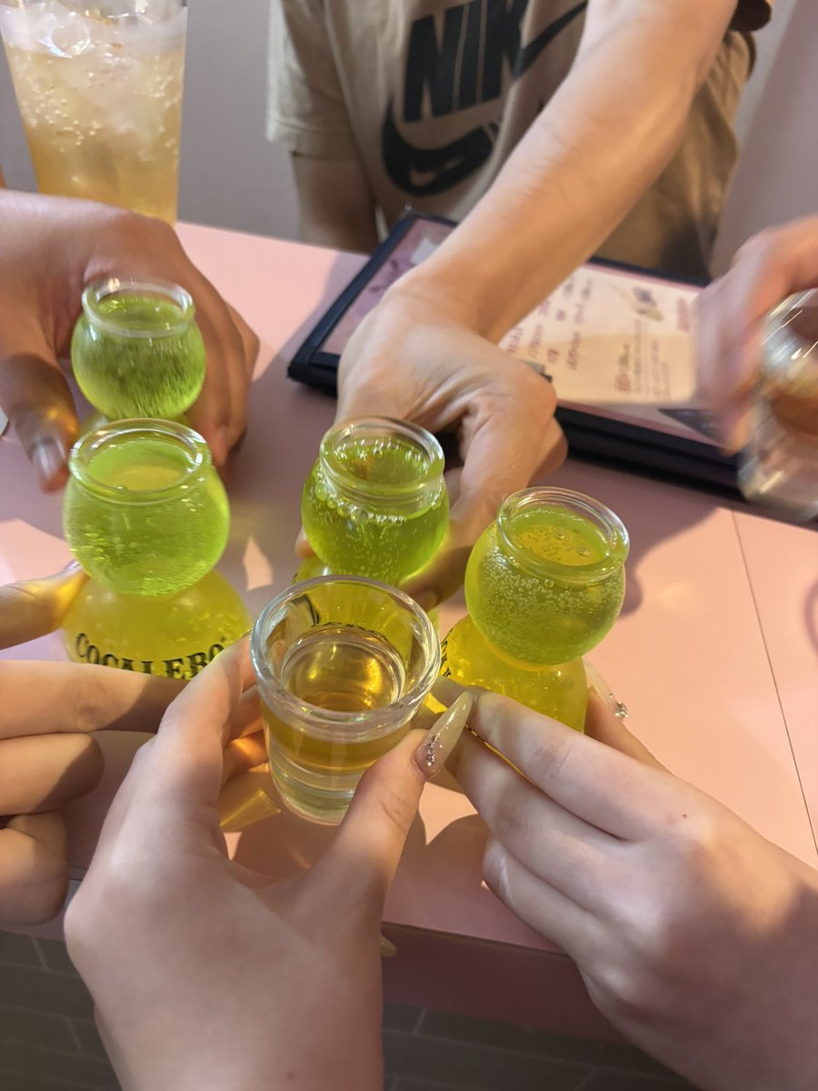 purin_parfun's tweet photo. お姫様かな？ってくらい浴衣も前髪もやって頂き……ドリンクもご飯も頂き……。
帰る前に！とショットもいただけて神日でした😭✨️
本当にみんなありがとう！！
今日も17時から22時までいますので！ぜひ！ https://t.co/cWD1QxoZq9