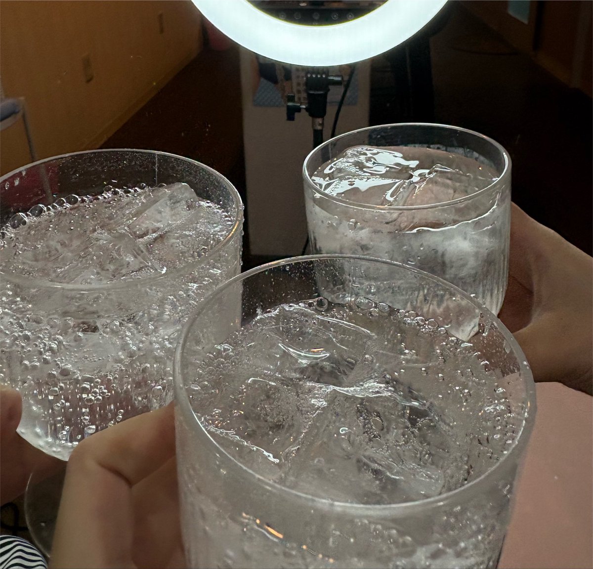 purin_parfun's tweet photo. お姫様かな？ってくらい浴衣も前髪もやって頂き……ドリンクもご飯も頂き……。
帰る前に！とショットもいただけて神日でした😭✨️
本当にみんなありがとう！！
今日も17時から22時までいますので！ぜひ！ https://t.co/cWD1QxoZq9