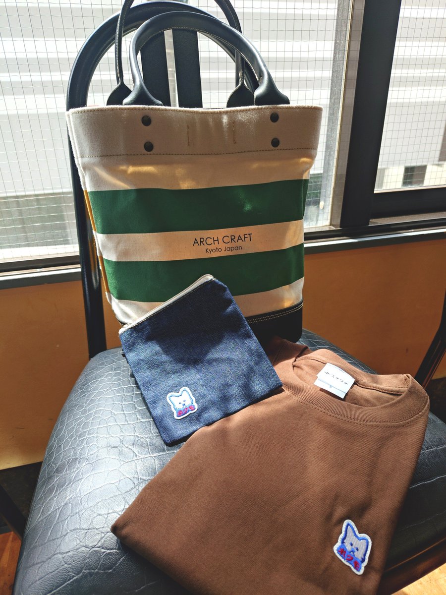 june_t22's tweet photo. ジョージくんボクモT届きました✨
トリコロールのさわやか&amp;キュートなジョージくんと先日購入したボーダーバッグで暑い夏を楽しみます！
ポーチも取っ手にレザーが付いてて、小でもちょっと大きめなのがとってもいいです！ https://t.co/L0y3xhkQwp