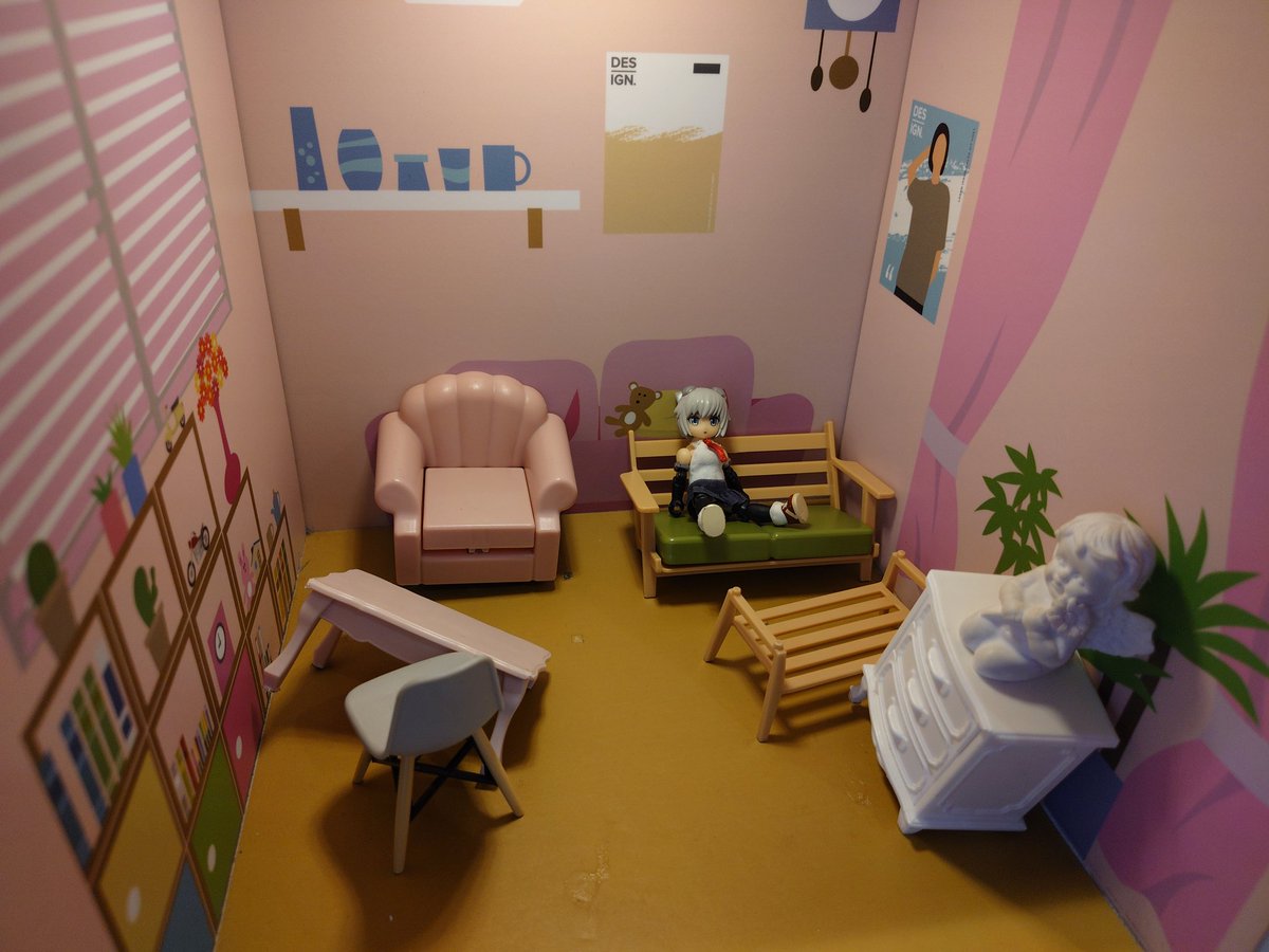 mirindance's tweet photo. みんな足一本無くなってて荒らされてる感じのお部屋 https://t.co/5If9Dyz0h0