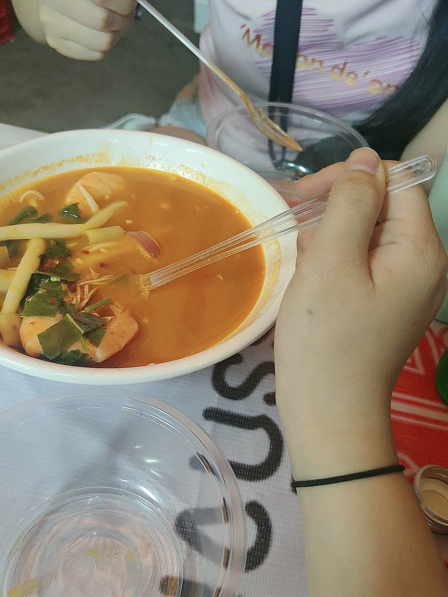 heehee0819's tweet photo. 【泰式冬阴功汤】酸辣直钻天灵盖！整颗香茅+鲜虾仁煮出的浓汤，配椰奶中和刺激，喝一口就像踩进曼谷街头的烟火气里，配糯米饭拌汤绝了！ https://t.co/mvsSeqgC8k