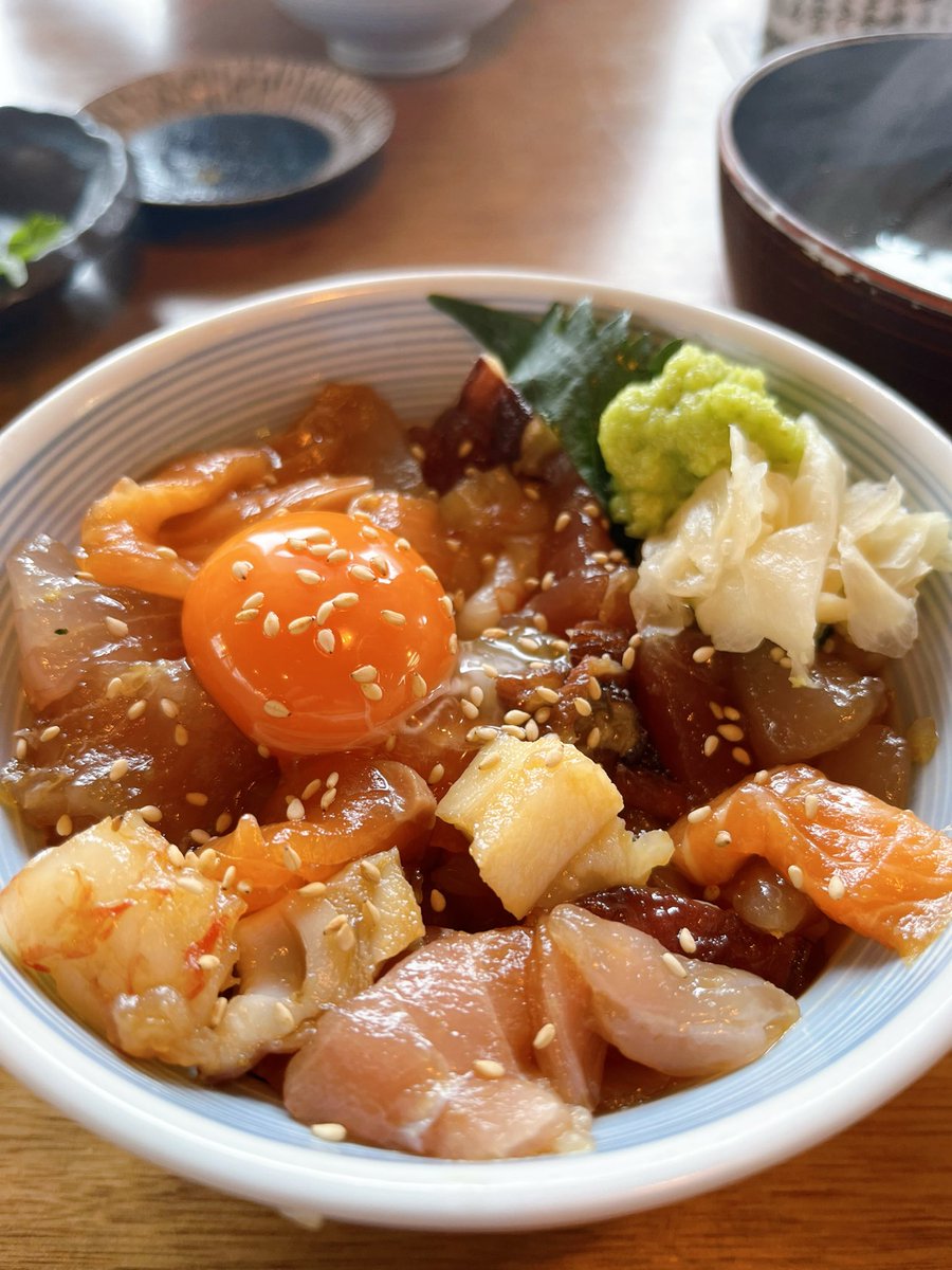 hacoocah's tweet photo. あれこれ漬け丼（ご飯小盛）
#海鮮丼 https://t.co/3FZxDcqINY