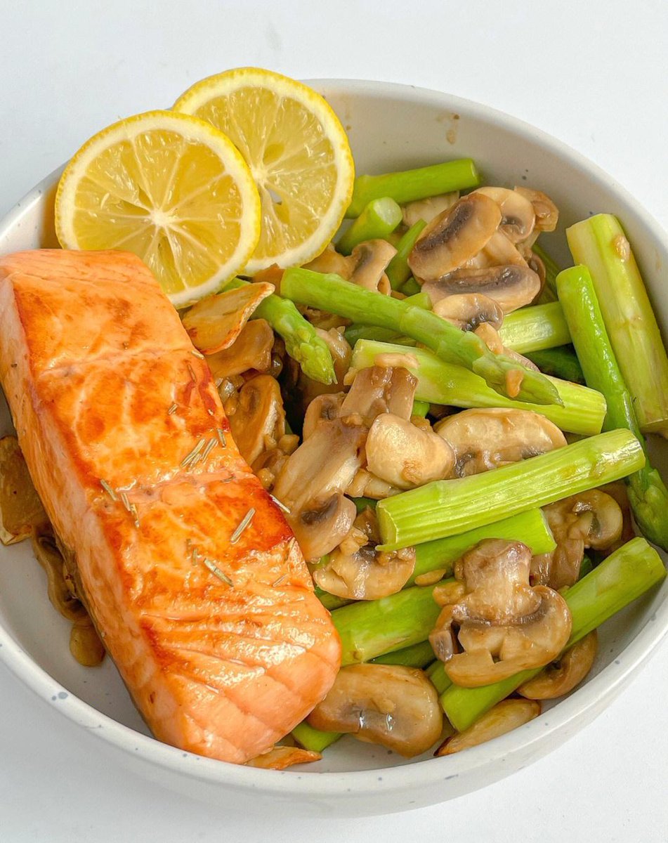 FlybytheBay's tweet photo. Perfect cozy dinner tonight: garlic butter salmon + roasted veggies. Quick, tasty, and leaves zero food on the plate #EverydayEats https://t.co/KH6iBLJHku