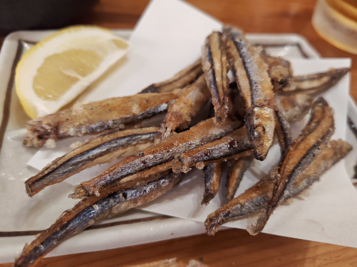 ebira22's tweet photo. キビナゴ唐揚げ、鶏皮〜‼️👍🍺 https://t.co/Yv8eY3d0ny