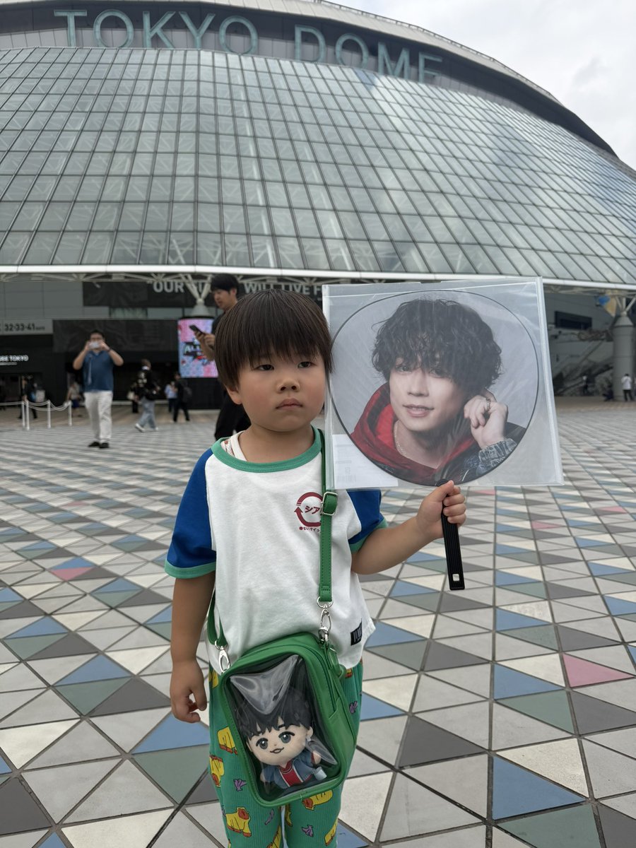 ankj2411's tweet photo. たまたま用事があって近くまで来たから写真撮るついでに下見して来たけど今日は野球があるのか人は居た✨
CDFの映像流れてきた時真っ先に反応したのは息子っちでしたw
モニターに集中して顔が楽しくなさそうだけどコムドット大好きで拝啓とコトダマ歌ってましたw
 #CDF2026
 #コムドット https://t.co/ksiaowqwwX
