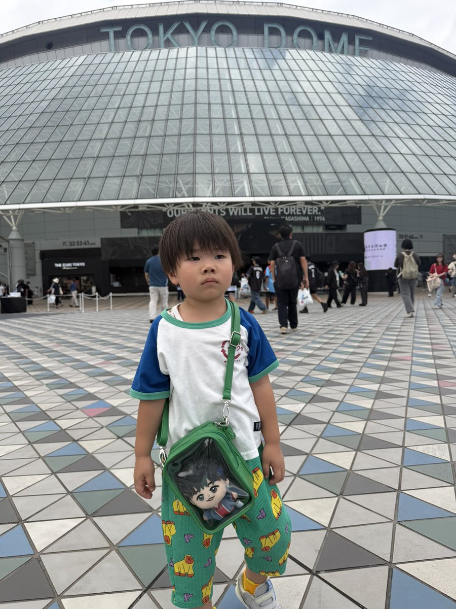 ankj2411's tweet photo. たまたま用事があって近くまで来たから写真撮るついでに下見して来たけど今日は野球があるのか人は居た✨
CDFの映像流れてきた時真っ先に反応したのは息子っちでしたw
モニターに集中して顔が楽しくなさそうだけどコムドット大好きで拝啓とコトダマ歌ってましたw
 #CDF2026
 #コムドット https://t.co/ksiaowqwwX