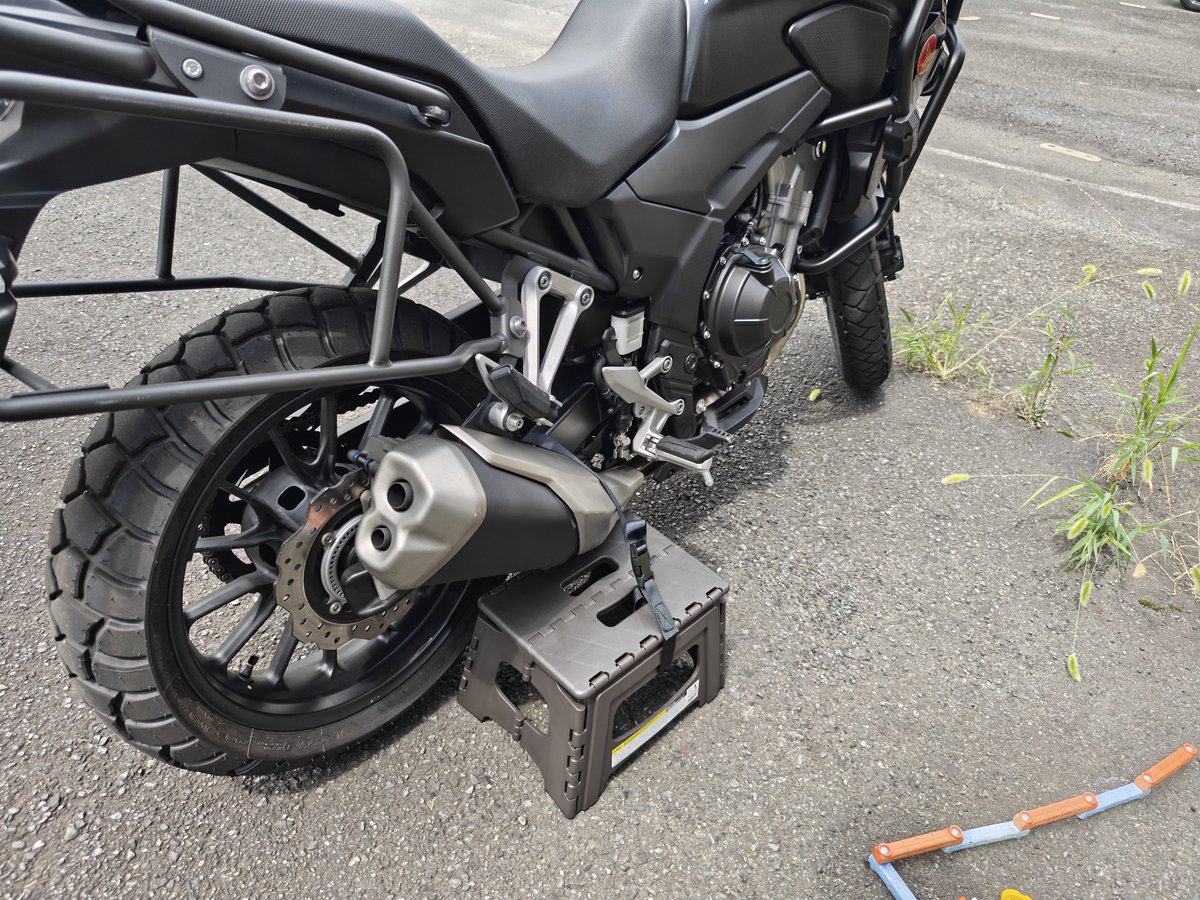 wake_san's tweet photo. とりあえず風対策。
常に家にいるわけじゃないのでカバーはしますが、バタつかないように縛りました。
折り畳み踏み台はマフラー下に入れて固定。 https://t.co/qN35edHUJI