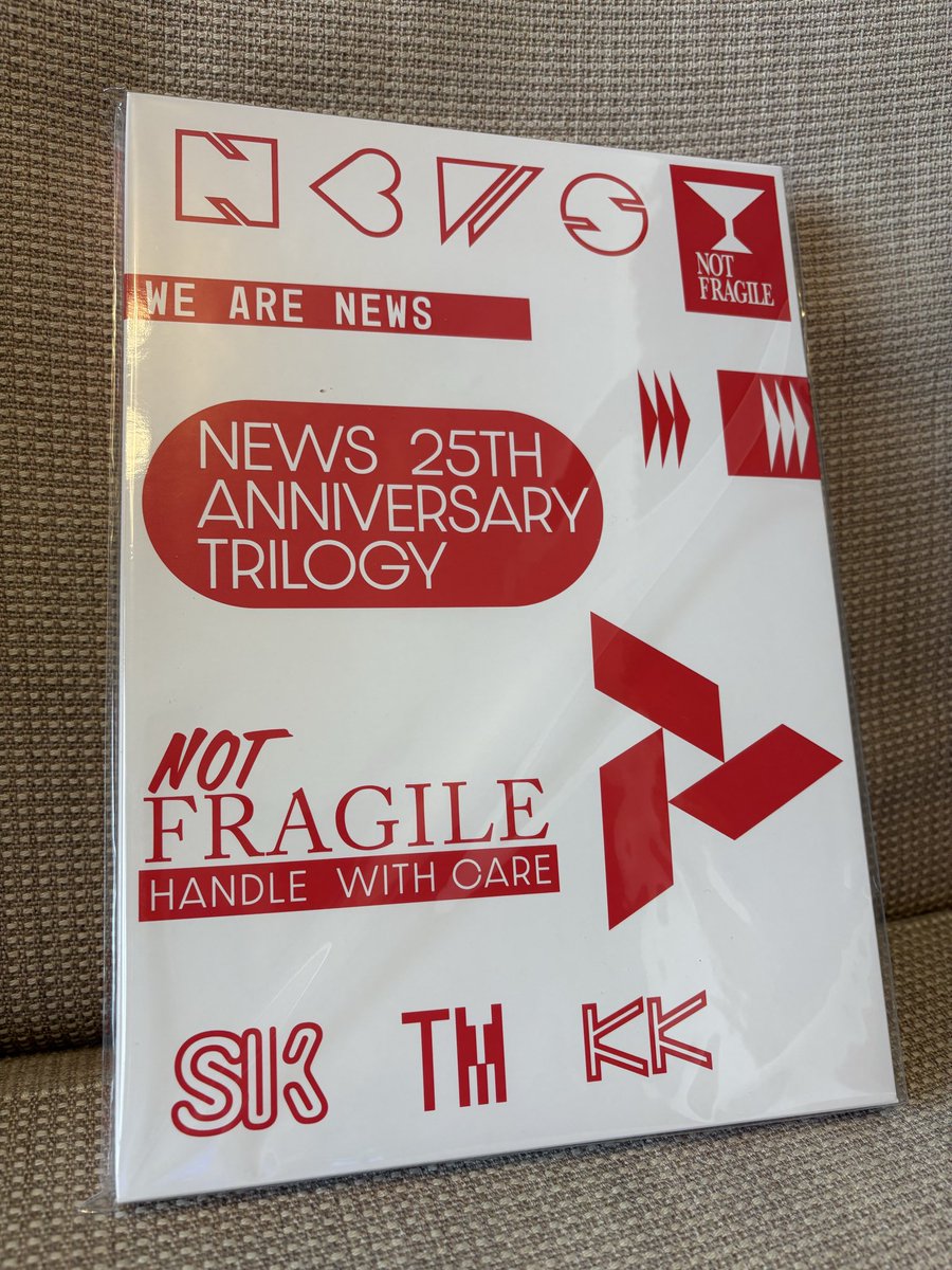 freeeedamas's tweet photo. ファミクラ版届いた- ̗̀📦 ̖́-
 #NEWS 
 #KMK https://t.co/1mXJg5TLYJ