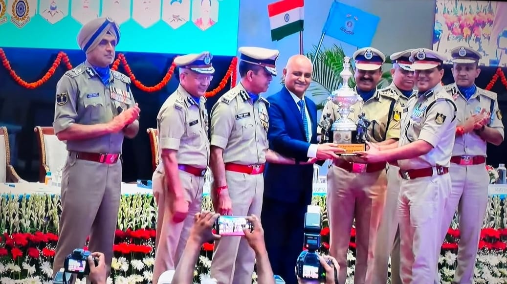 DIGOPSBJPR's tweet photo. A proud moment for Bijapur Range on 88th #RaisingDayCRPF. Heartiest congratulations to 229 Bn for winning Best GD Bn of SOZ &amp; 196 Bn for DG CRPF citation for Best FOB. These prestigious honors reflect untiring grit,tactical excellence &amp; outstanding service to the Nation 🫡🇮🇳💐 https://t.co/uK5xHfafbH