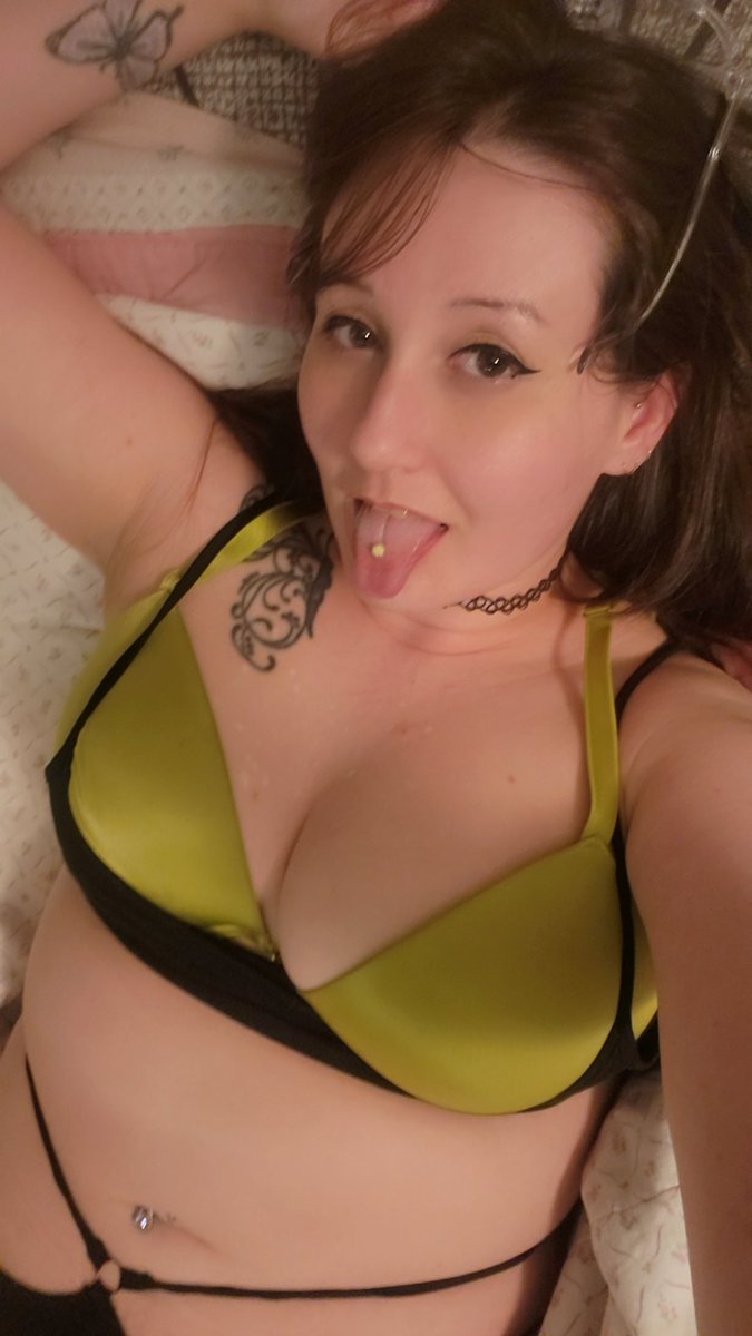 cutedemoncat13's tweet photo. 😘😘#fuckme #whore #attentionslut #attentionwhore #nsfw #nsfwaccount #18plus #wetpussy #tits #cockslut https://t.co/n14uTP0kmw