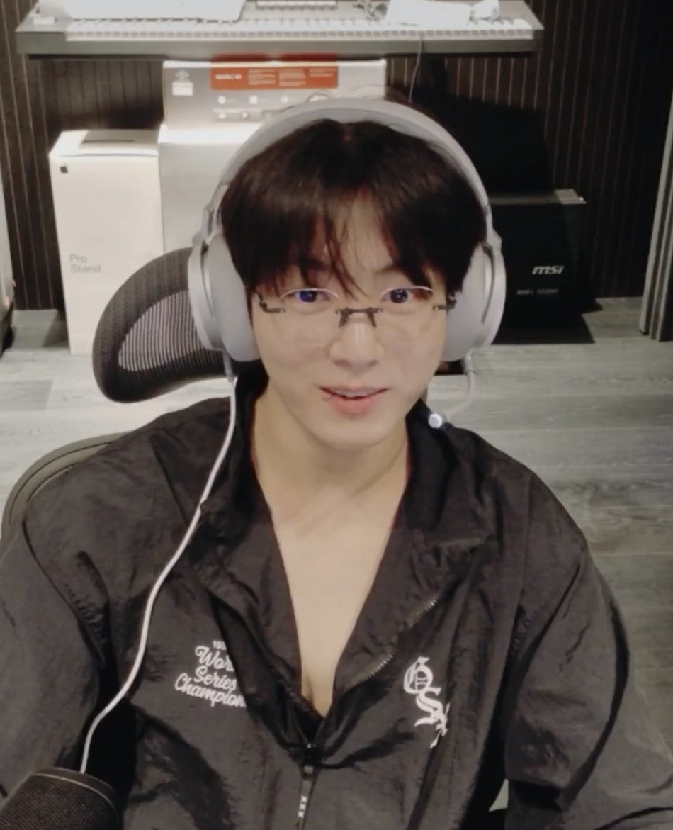 homeisjungkook's tweet photo. JEON…..JUNGKOOK….. https://t.co/qUBG85vkyA