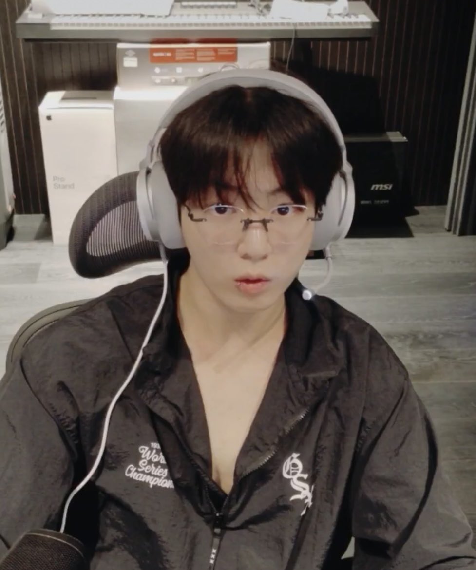homeisjungkook's tweet photo. JEON…..JUNGKOOK….. https://t.co/qUBG85vkyA