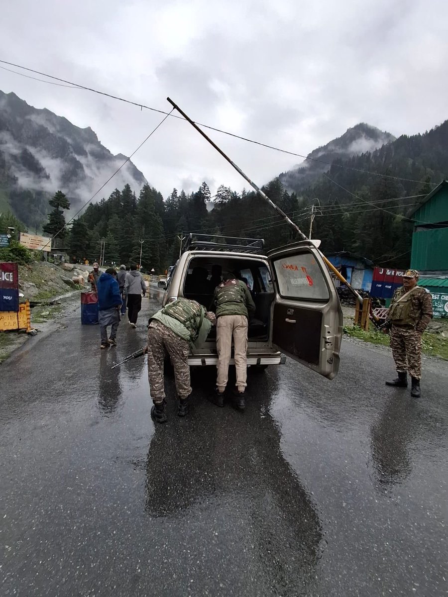 crpf_srinagar's tweet photo. The convoy route to the #HolyCave secured & under the protection of #CRPF, ensuring the safe movement of pilgrims through a robust security arrangement. Salute to our bravepersonnel for their unwavering dedication. #AmarnathYatra #Security
@crpfindia https://t.co/gb6kQbhaIc