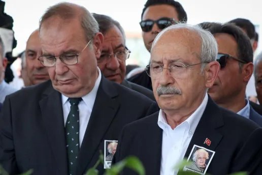 AvAliDvrmAn's tweet photo. Tapu devretmek isteseler heyet raporu  gerekli

Kredi isteseler hiçbir banka kredi vermez

Sağlık ve hayat sigortası yaptıramazlar

Suç işleseler cezaları konutta infaz edilir

Yaşlarında ağaç kalmamış

Biri 79 yaşında CHP Genel Başkanı
Biri 72 yaşında CHP Grup Başkanı https://t.co/tNmbsuR755