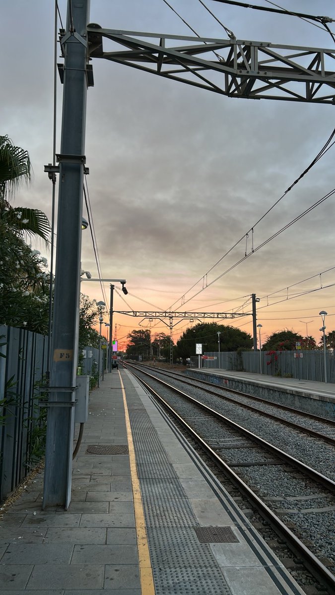 AnthonyEscalo's tweet photo. @rod1cat @rodalies  miren que bonita las vistas…el único problema es que hace 10 minutos que no deberia verlas. Donde está el puñetero tren de las 6:33 de Pineda destino Barcelona? https://t.co/tEUoa18s8Q